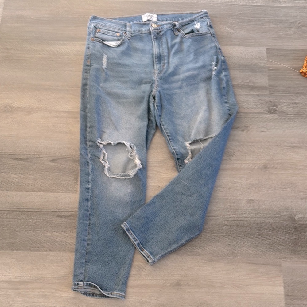 *Donated *Denizen Levi’s - Mom Jeans 👖 Relaxed Fit, Distressed Jeans
